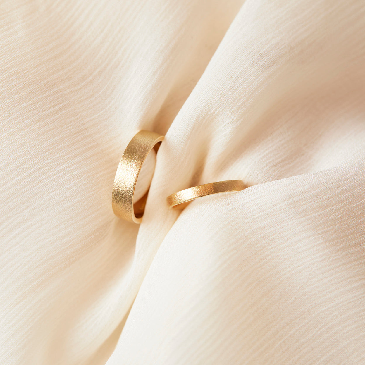 MR0127 | 5.4mm Square Gilded Band