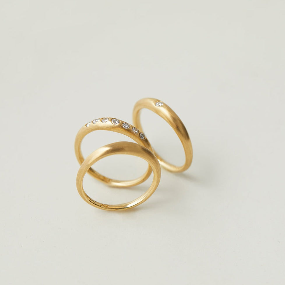 Single White Diamond Taper Band | R10502W