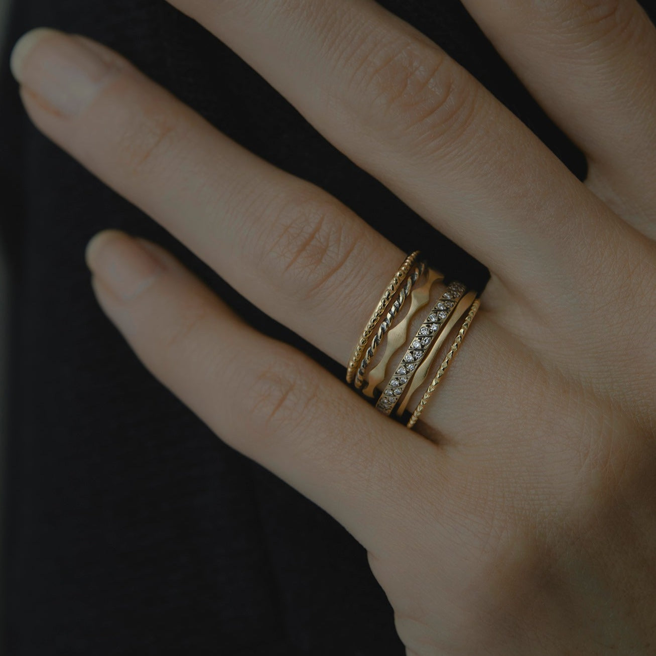 2.2mm Diagonal Antiqued Diamond Band | R8901W